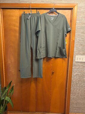 Maevn NWT Olive Scrubs 2XLT